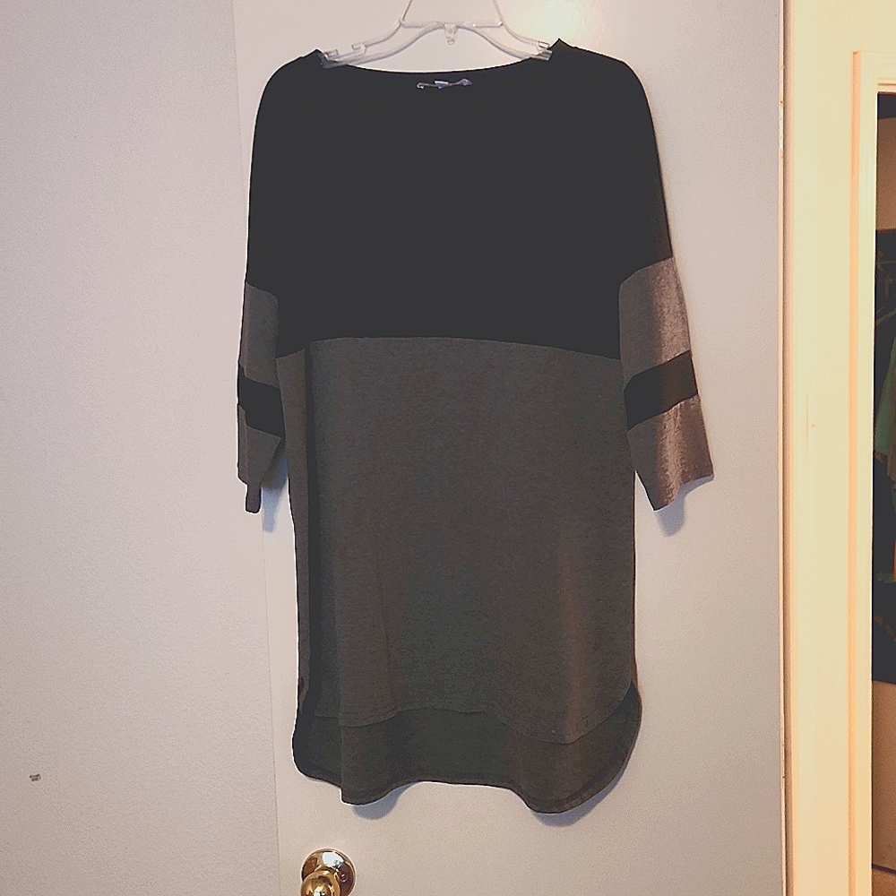 3/4 length sleeve Black and Gray knit tunic. Very long Suzanne Betro size Large.